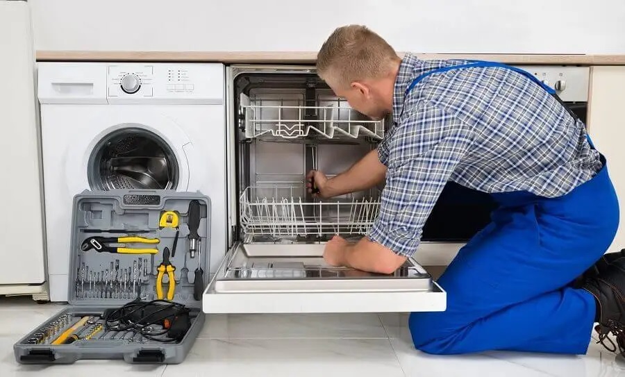 Evren Hitachi servisi teknisyen ekibi beyaz eşya tamiri yaparken